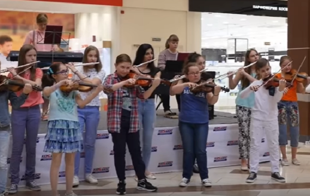 Неожиданный суперфлешмоб в Ставрополе: концерт посреди торгового центра попал на видео