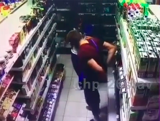 Радостных воров продуктов в магазине разыскивает полиция Ставрополя
