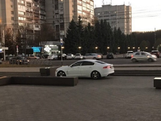 Парковку «люксового класса» показала водитель «Ягуара» в Ставрополе