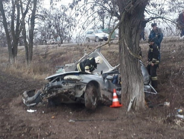 Ставропольчанка на «Опеле» «вылетела» с трассы и погибла после жесткого столкновения с деревом