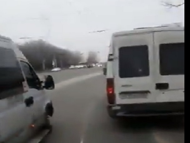 Как маршрутчики создают ловушки на дороге: водитель из Ставрополя снял хамское поведение на видео