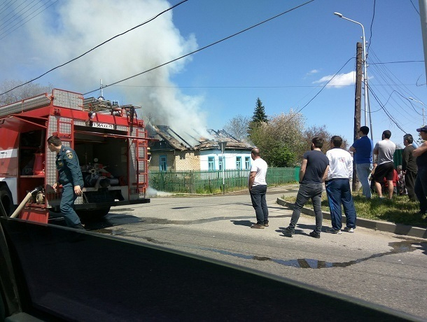 Сильный пожар произошел в частном доме на улице Достоевского в Ставрополе