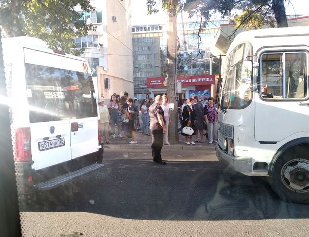 Автобус врезался в маршрутку на остановке в центре Ставрополя