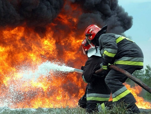 Двухэтажная автомастерская сгорела дотла в Невинномысске