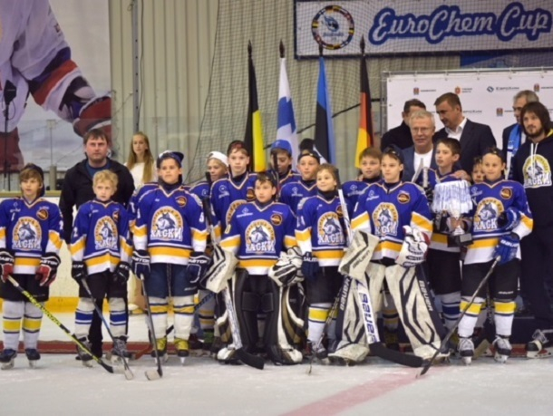 Юные хоккеисты из Невинномысска встретились на льду Новомосковска с Фетисовым и Буре