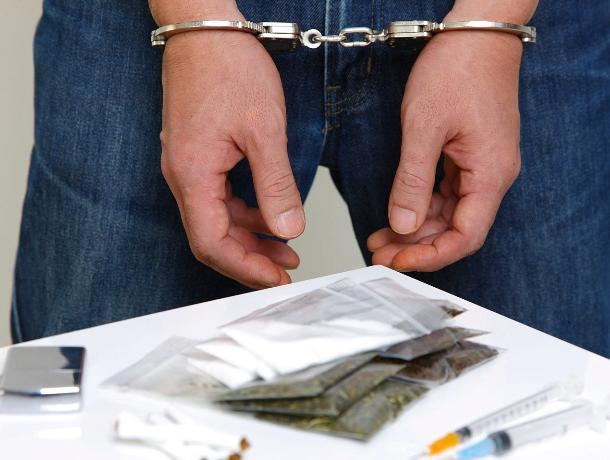 Сотрудника полиции из Невинномысска заподозрили в распространении наркотиков