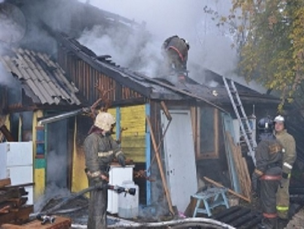Огонь полностью уничтожил небольшую  хозпостройку на Ставрополье