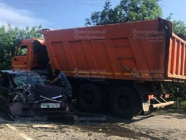 «Легковушка» влетела под КамАЗ на одной из трасс Ставропольского края