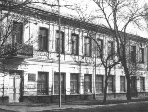 «Общежитие для железнодорожников и школа»: что помнят стены здания технической конторы Руднева