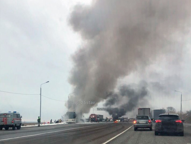 Пассажирский автобус сгорел недалеко от Минеральных Вод