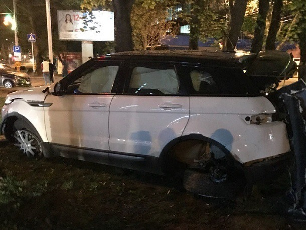 «Рендж-Ровер» вылетел на клумбу после серьезного ДТП с двумя авто в Ставрополе