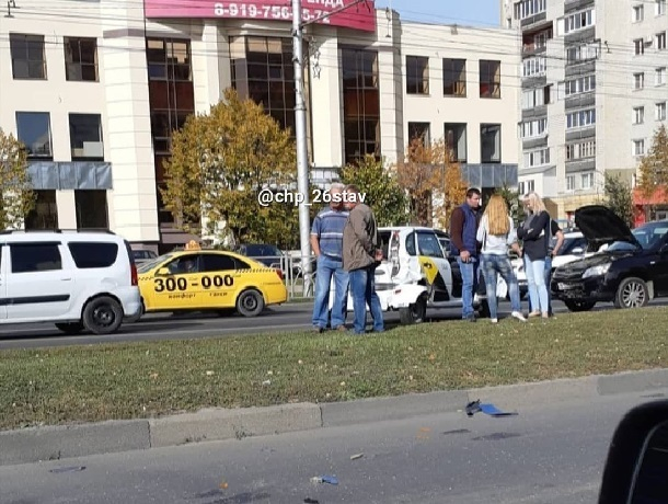 «Случайность?»: два ДТП на одном участке дороги попали на видео в Ставрополе