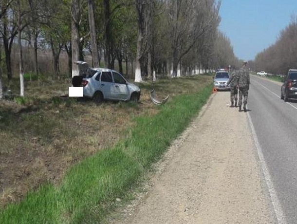 Неопытная девушка-водитель сильно разогналась на трассе и вылетела в кювет на Ставрополье
