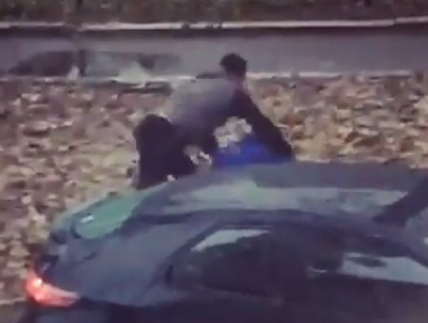 Жесткая драка двух водителей на дороге попала на видео в Пятигорске