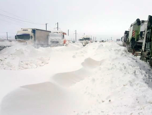 Дорожные службы продолжают расчистку трасс от снега на Ставрополье