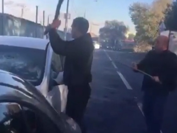 Спасение водителя из дымящегося автомобиля со ставропольскими номерами попало на видео