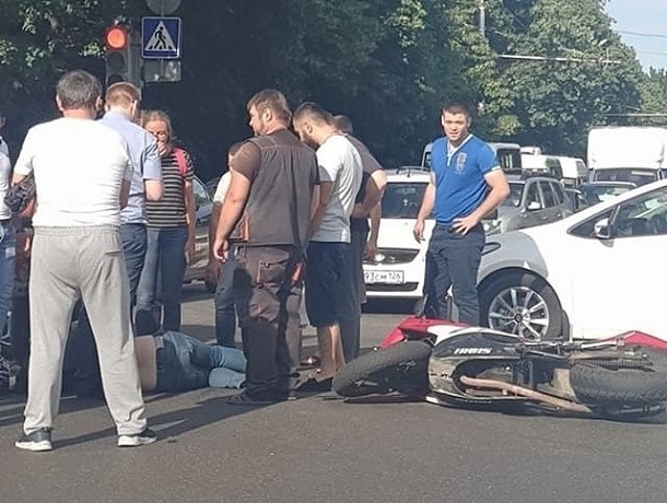 Мотоциклист «влетел» в иномарку на перекрестке в Ставрополе