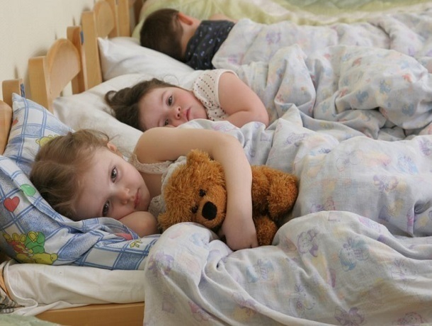 Маленькие дети спали в холоде из-за отсутствия отопления в детском саду на Ставрополье