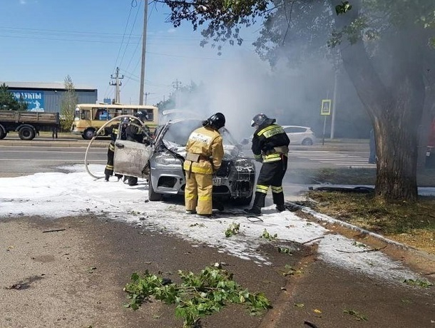 Пассажира сгоревшего «БМВ-Х6» увезли в реанимацию в Ставрополе