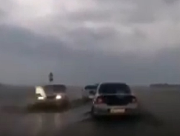 «Сплошное озеро»: автомобильную трассу затопило под Ставрополем