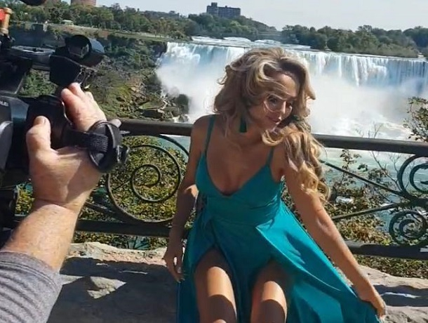 «А где трусы?»: появились видео со съемок нового клипа ставропольской модели Анны Калашниковой