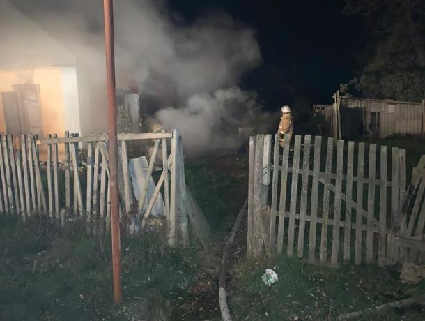 Во время пожара в заброшенном доме на Ставрополье погиб человек