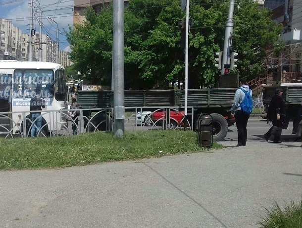 ПАЗик и грузовик с прицепом столкнулись на перекрестке в Ставрополе