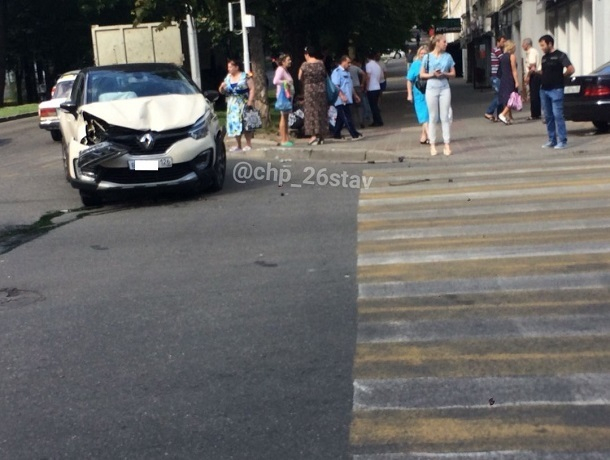 Черный «Мерседес» отбросило к стене после ДТП с белым внедорожником в Ставрополе