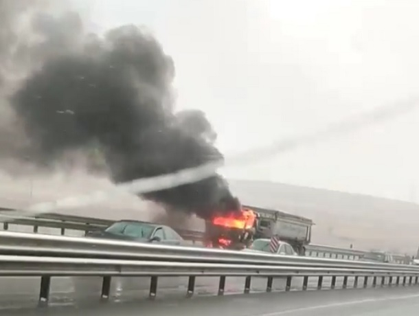Мощный пожар уничтожил кузов грузовика попал на видео в Ставропольском крае