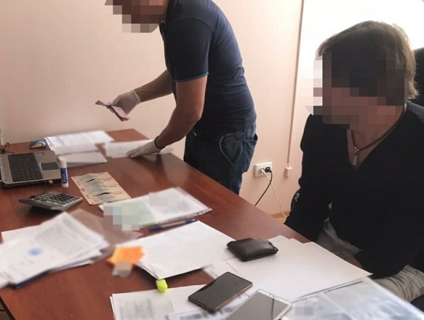 Директора школы в Минеральных Водах поймали на взятке в 28 тысяч рублей