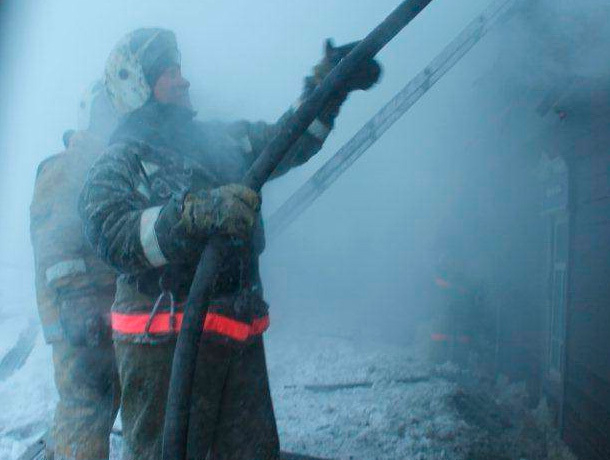 Пять человек пострадало при пожаре на заводе в Новопавловске