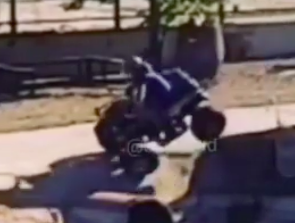 Упавшего в озеро водителя квадроцикла сняли на видео в Буденновске
