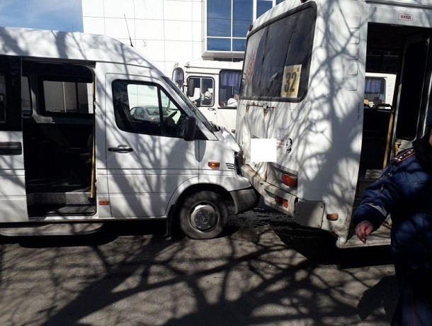 80-летняя пассажирка маршрутки серьезно пострадала в тройном ДТП в Ставрополе