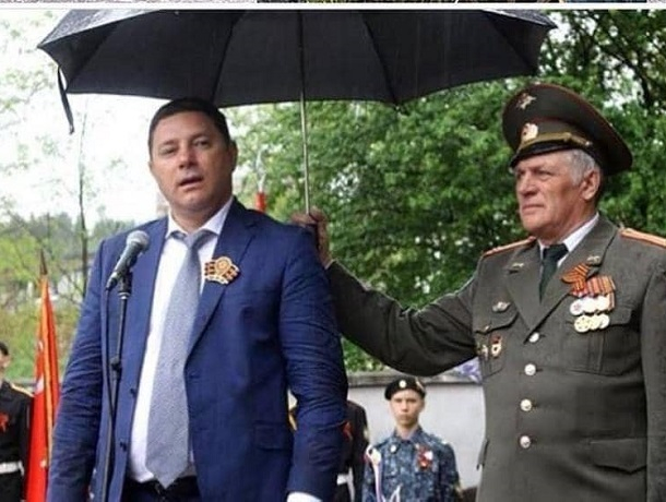 «Хорошо не ветеран над ним зонтик держит»: мэру Кисловодска привели в пример Путина во время дождя на День Победы