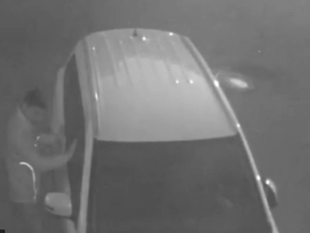 «Силенок не хватило»: попытки испортить припаркованную у дома иномарку попали на видео в Ставрополе