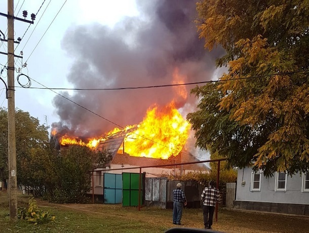 Сильный пожар превратил в руины дом семьи на Ставрополье