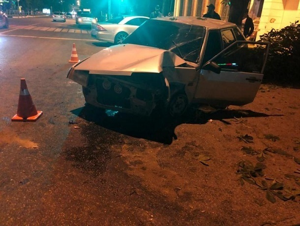 29-летний водитель тонированного авто на полной скорости врезался в дерево на Ставрополье