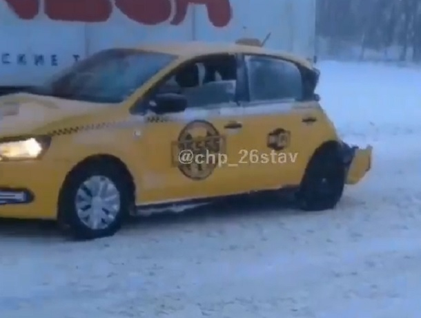 «Как откушенная»: после столкновения с автобусом от такси оторвался большой кусок на Ставрополье