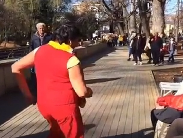 «Веселая тетя» в красном «зажгла» на тротуаре и попала на видео в Кисловодске