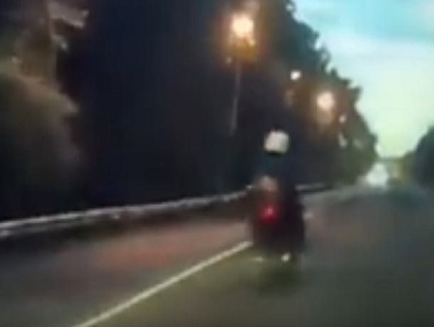 «Девятка» снесла скутер на скорости и попала на видео в Ставропольском крае