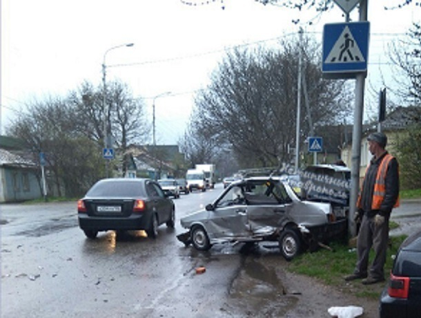 Две отечественные «легковушки» жестко встретились на перекрестке в Ставрополе