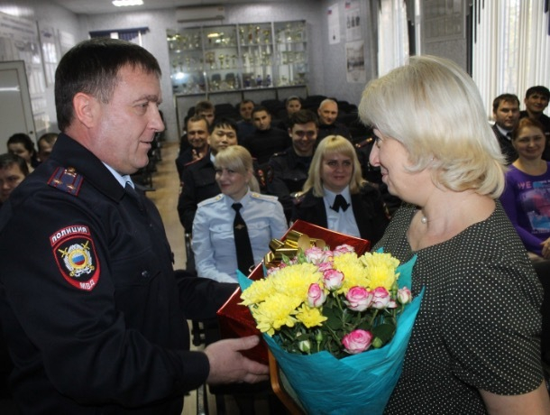 На Ставрополье наградили учительницу, которая защитила детей от мужчины с ножом