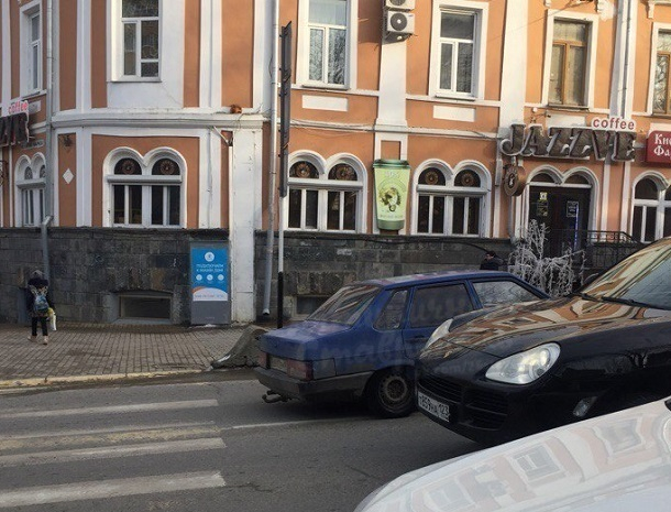 ВАЗ-2199 шокировал водителей ездой по «встречке» в центре Ставрополя