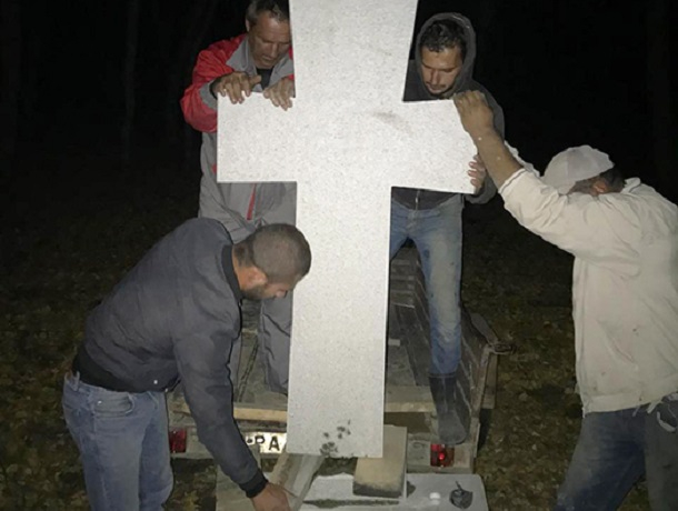Энтузиасты восстановили изуродованный вандалами поклонный крест в Татарском городище Ставрополя
