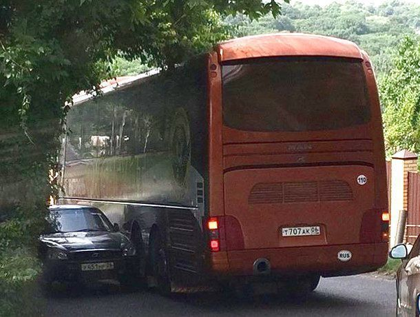 Спешивший на матч с «Динамо» автобус с футбольной командой «Ангушт» столкнулся с «Приорой» в Ставрополе