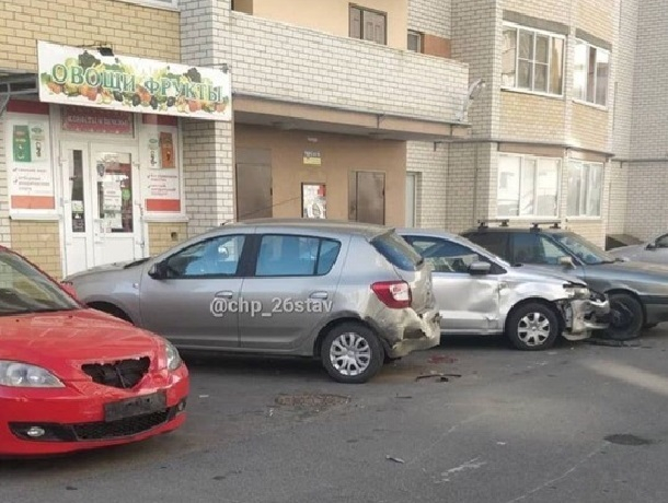 «Недоброе утро»: неизвестный лихач протаранил припаркованные у многоэтажки иномарки в Ставрополе