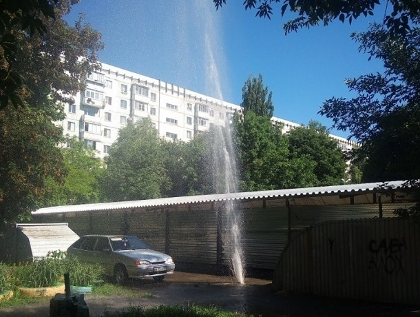 Мощный гейзер образовался из-за прорванной трубы в Ставрополе