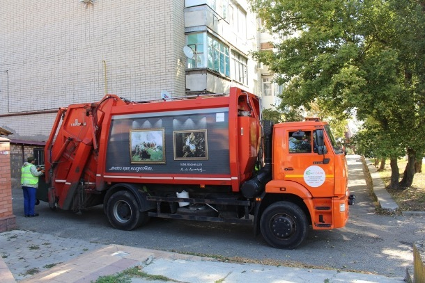По Ставрополю ездят мусоровозы с полотнами Ван Гога