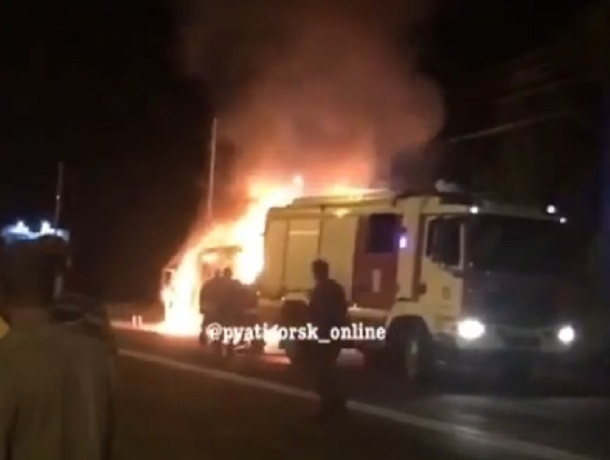 Момент взрыва микроавтобуса попал на видео в Пятигорске