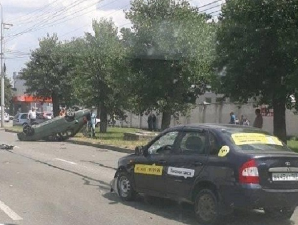 Уходя от погони, «легковушка» врезалась в иномарку, которая перевернулась в Ставрополе